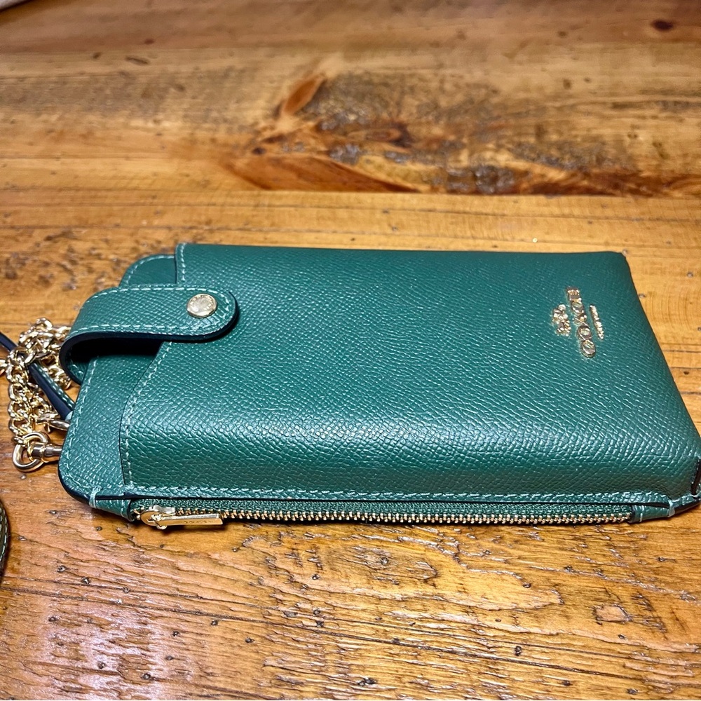 ☘️Coach Emerald Leather Phone Crossbody with Chain - Like New - Picture 6 of 9